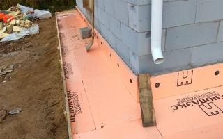 Cómo aislar los cimientos de pilotes de una casa de madera con sus propias manos Aislamiento de cimientos de casas sobre pilotes